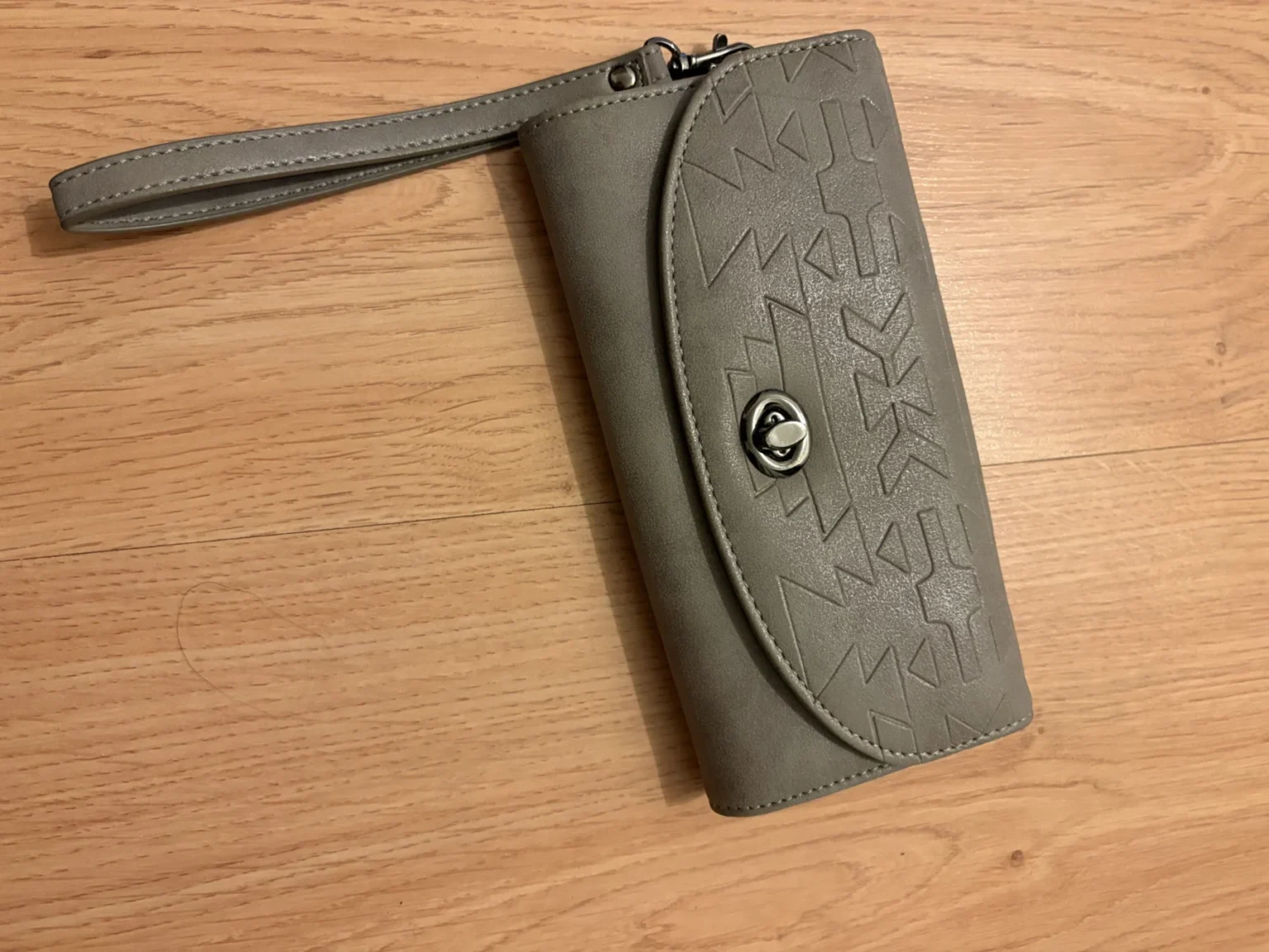 Featured image for Portefeuille gris