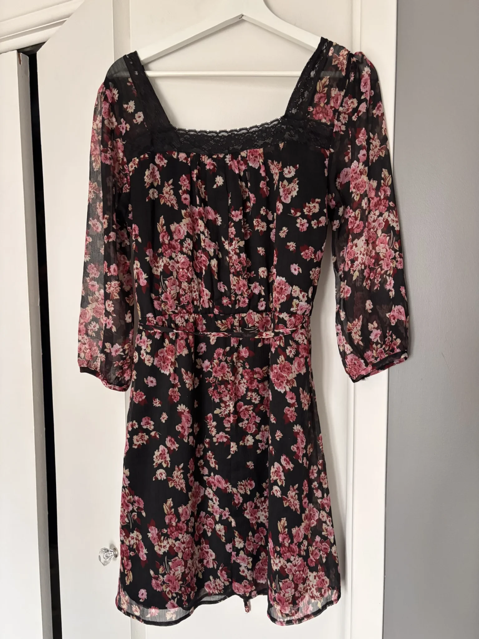 Featured image for Robe fleurie manche longue