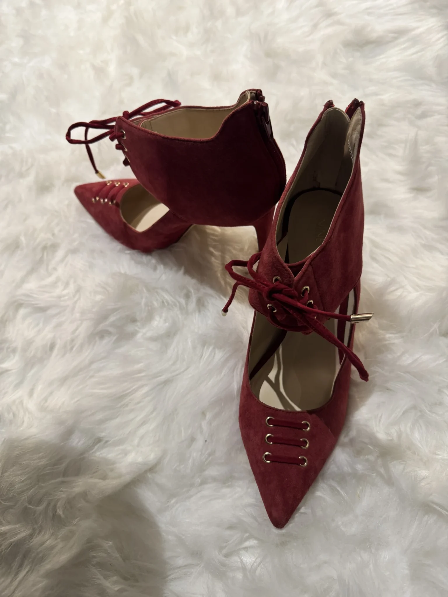 Featured image for Beaux souliers rouges suede