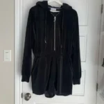 Featured thumbnail for Romper Shorts en Velour noir avec Manches longues et Capuchon JUICY COUTURE