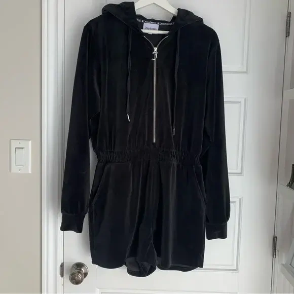 Image for Romper Shorts en Velour noir avec Manches longues et Capuchon JUICY COUTURE