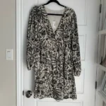 Featured thumbnail for Robe courte à manches longues motif floral Noir sur Crème