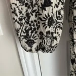 Thumbnail for Robe courte à manches longues motif floral Noir sur Crème