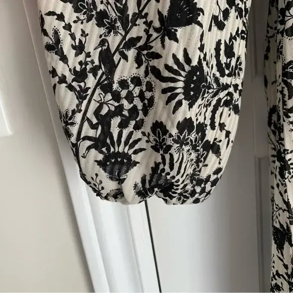 Image for Robe courte à manches longues motif floral Noir sur Crème