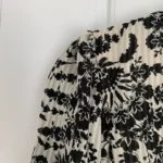Thumbnail for Robe courte à manches longues motif floral Noir sur Crème