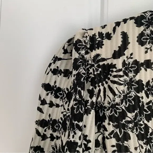 Image for Robe courte à manches longues motif floral Noir sur Crème