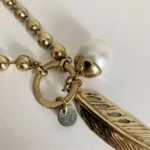 Thumbnail for Collier pendentif plume et perle or court ou long