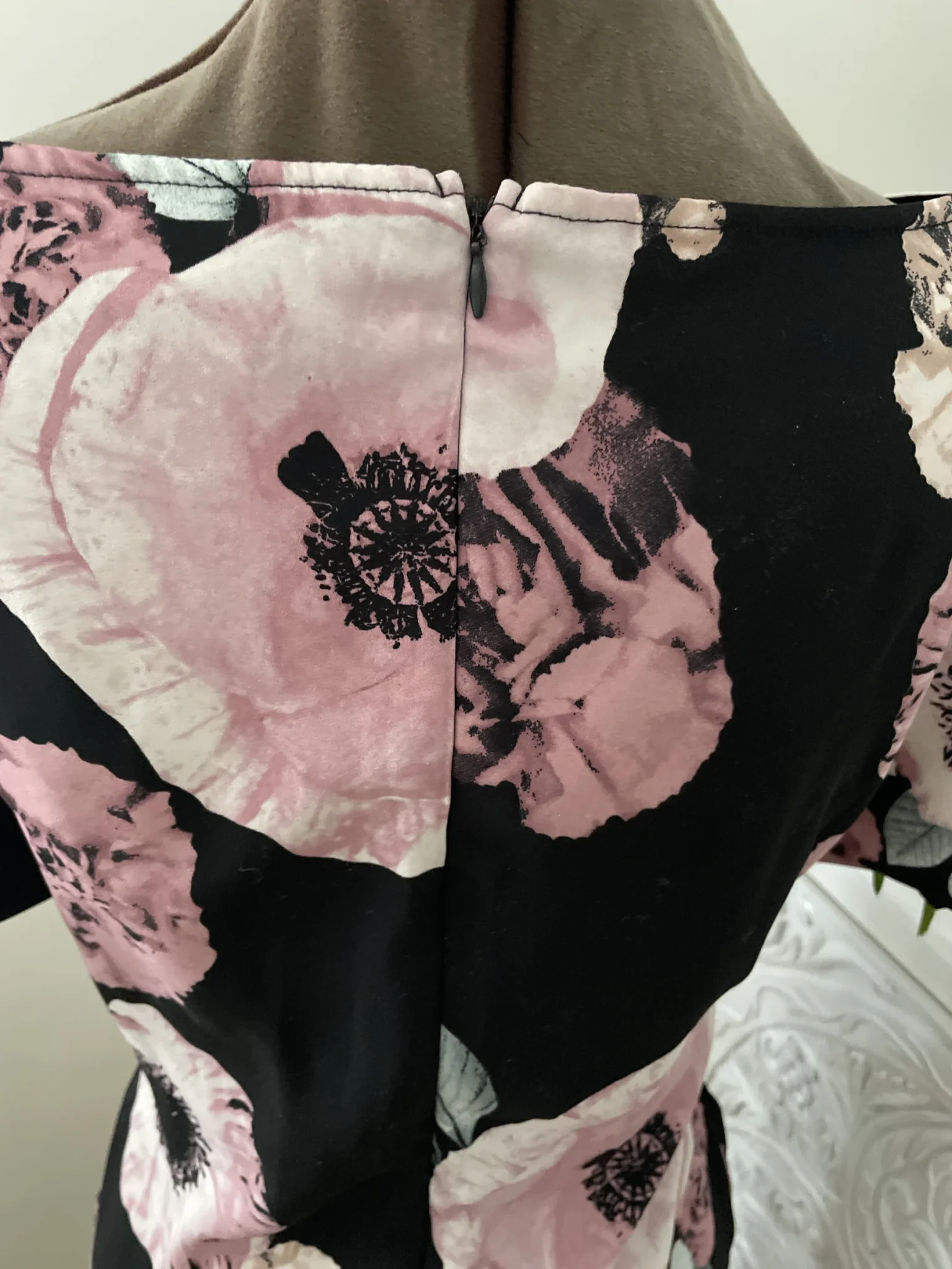Image for Robe noire fleurie
