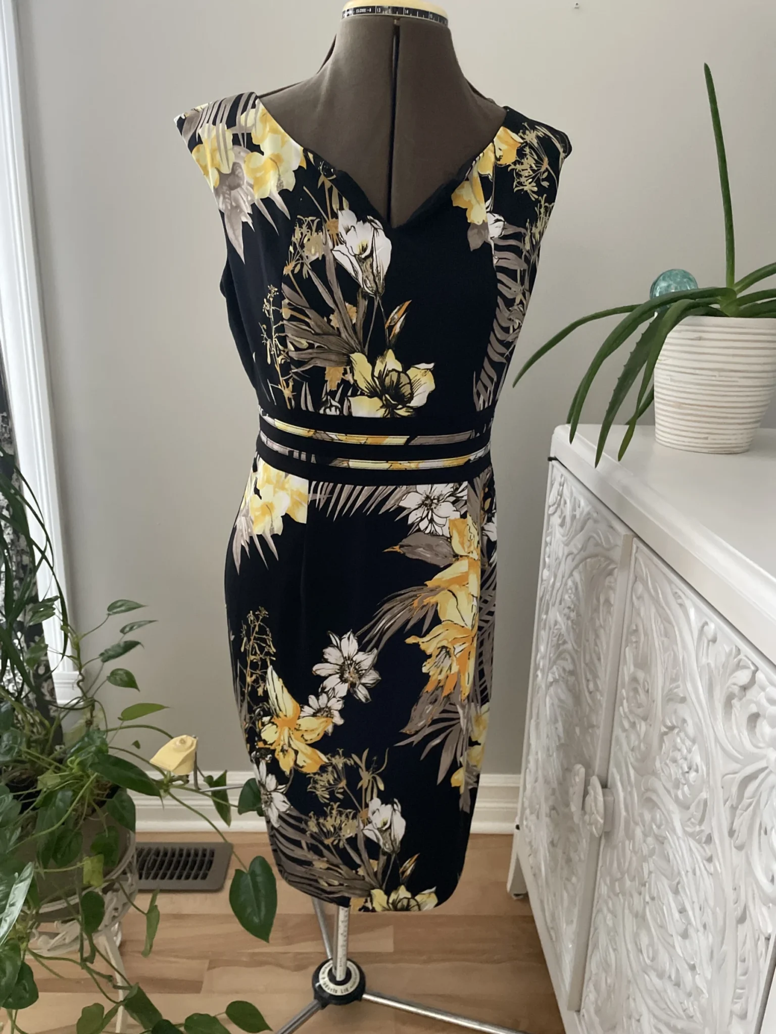 Featured image for Robe noire fleurie jaune