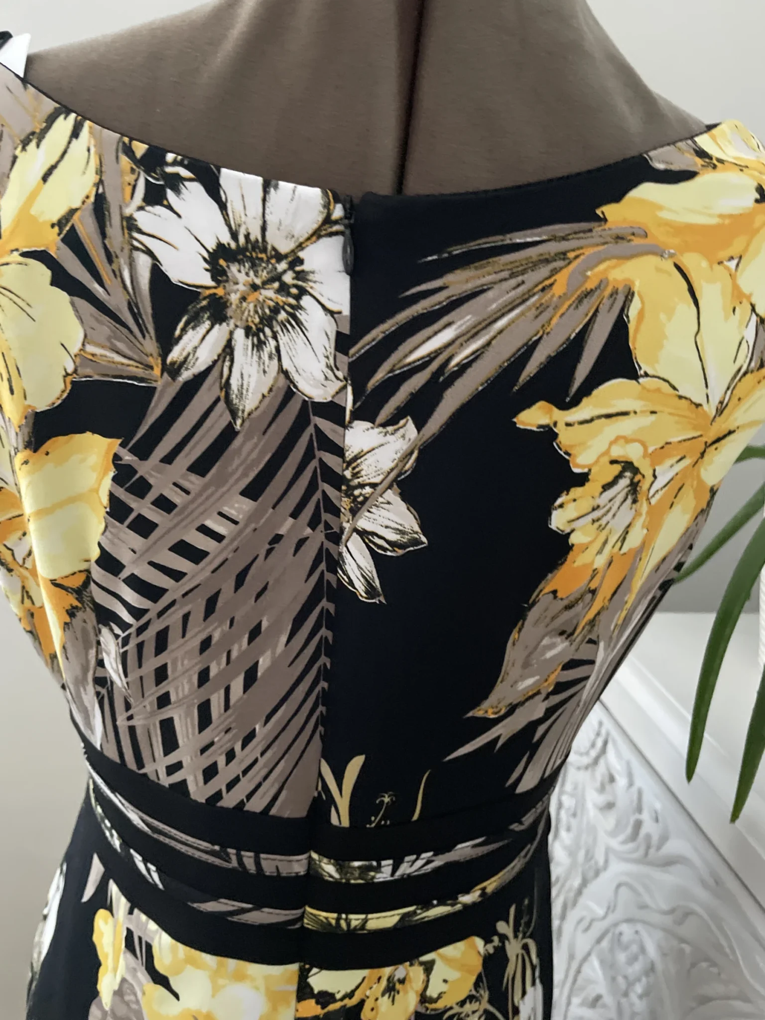 Image for Robe noire fleurie jaune