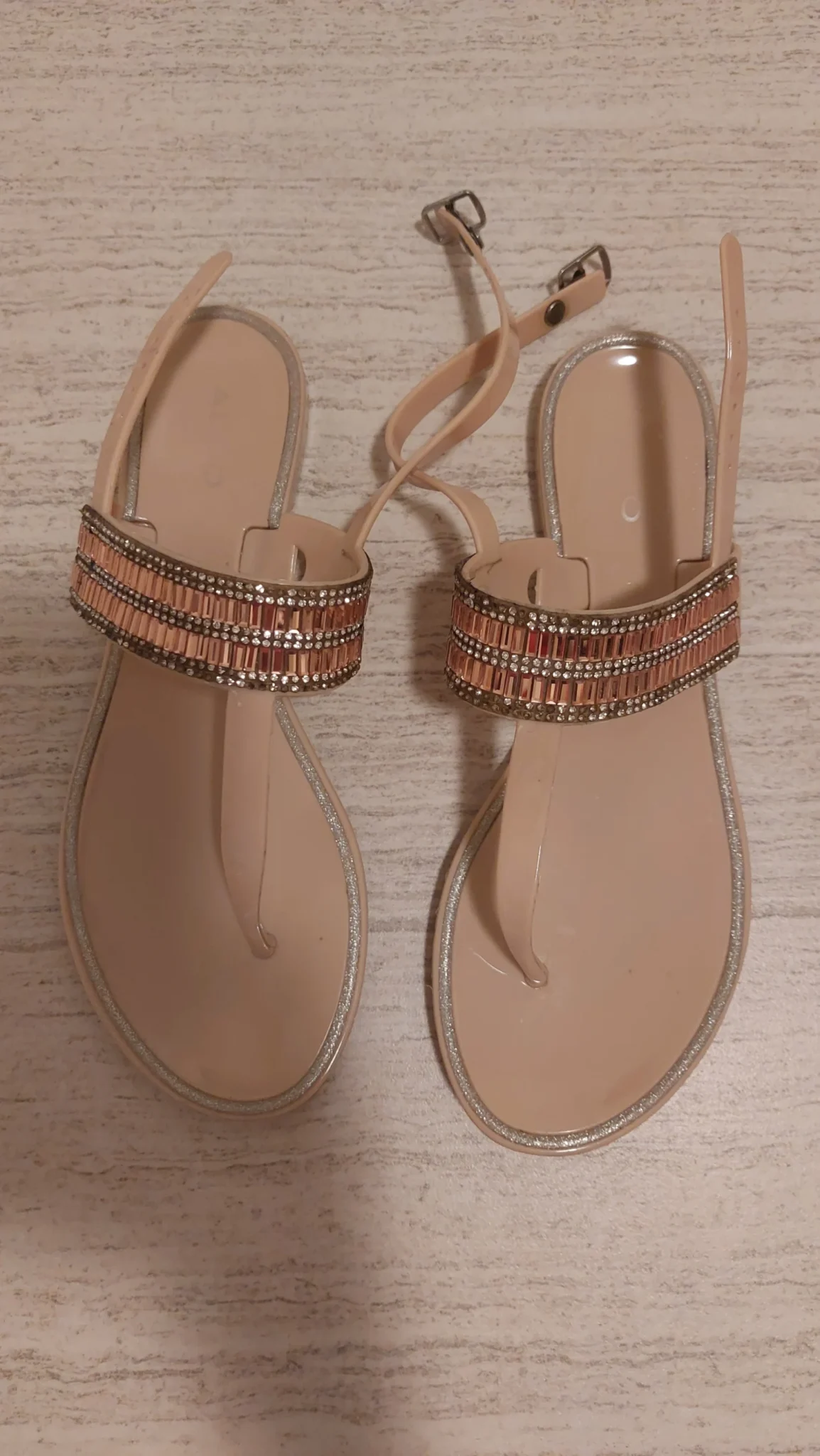 Featured image for sandal en plastique avec des motifs brillants