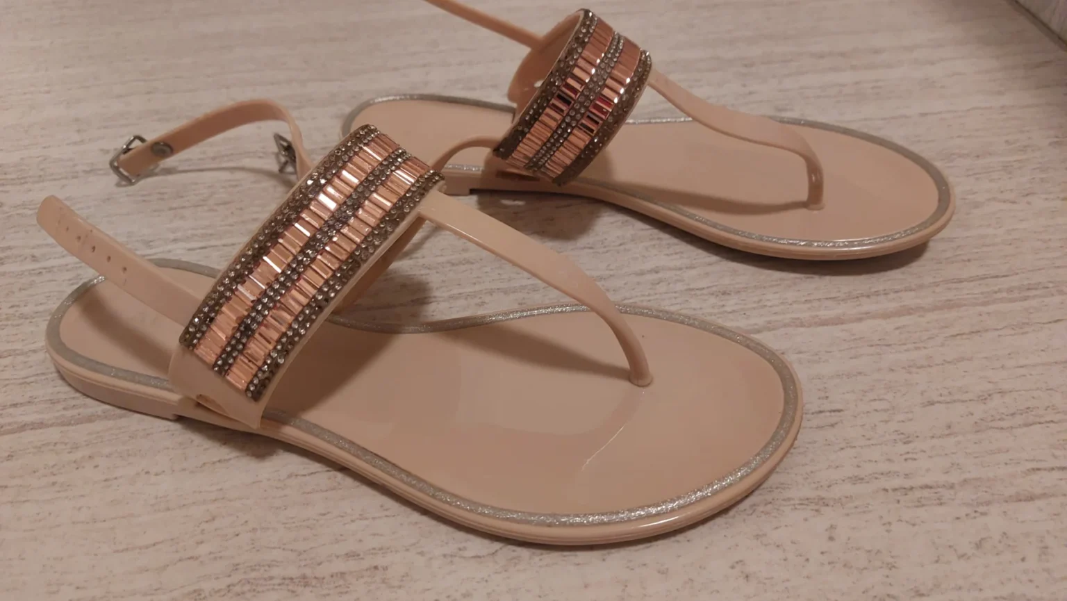 Image for sandal en plastique avec des motifs brillants