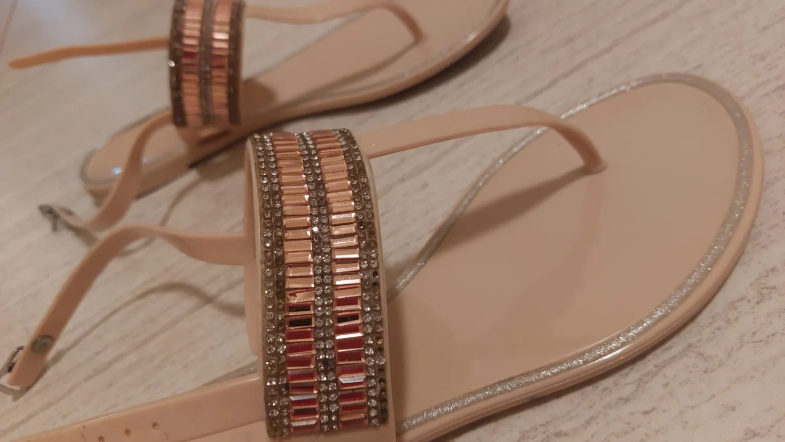 Image for sandal en plastique avec des motifs brillants