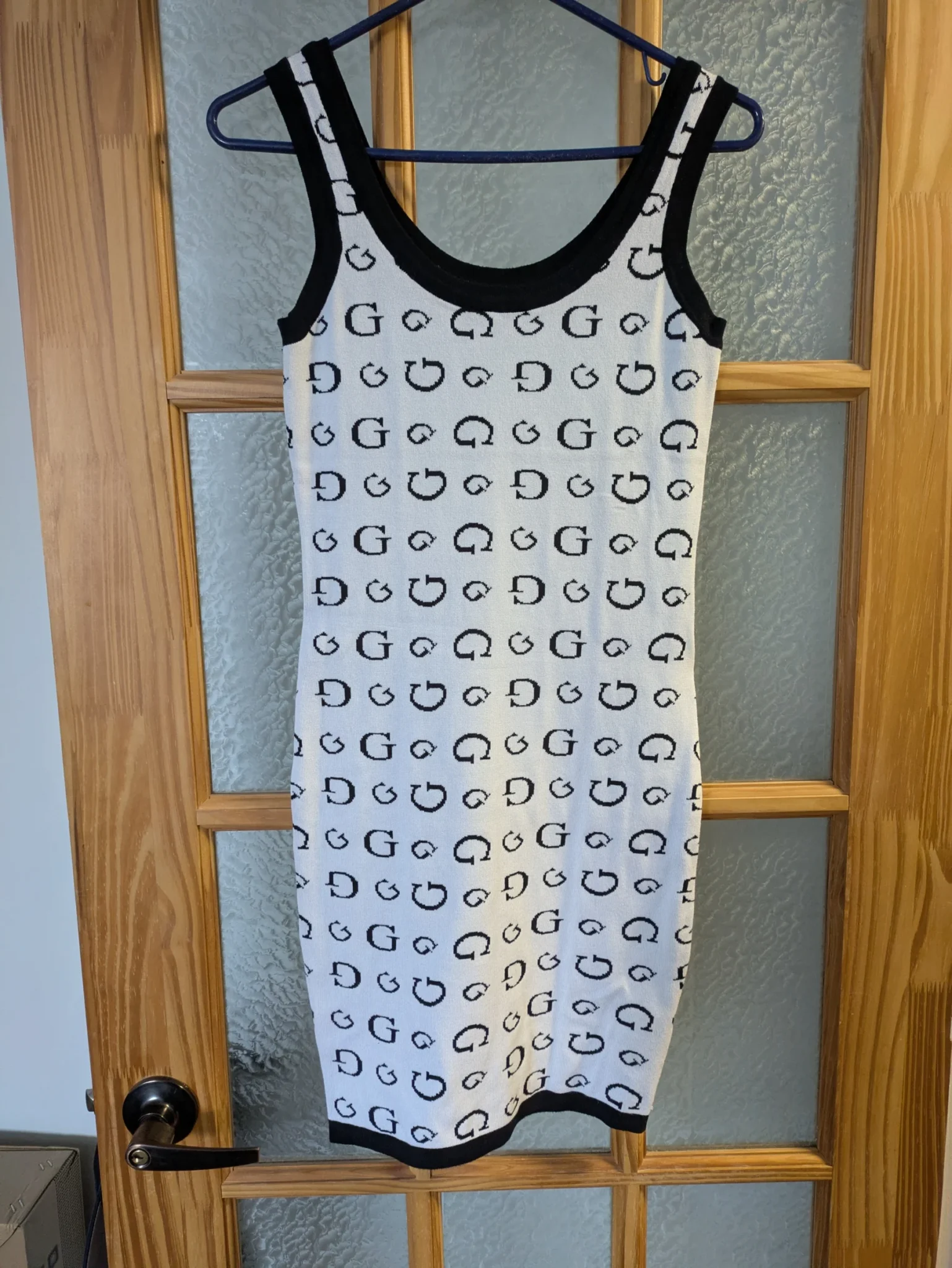 Featured image for Robe moulante Guess