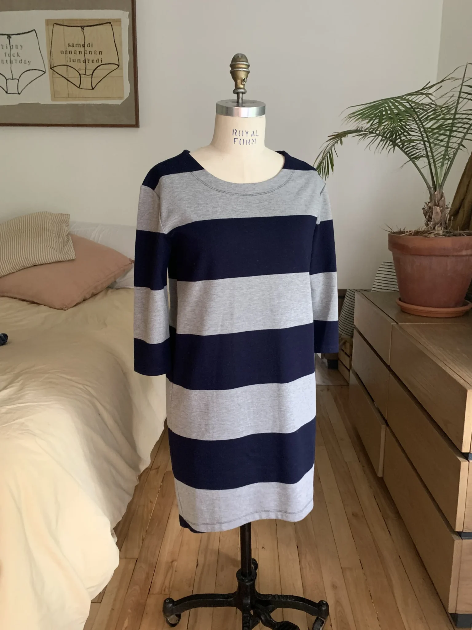 Featured image for Robe col rond, pli creux au dos
