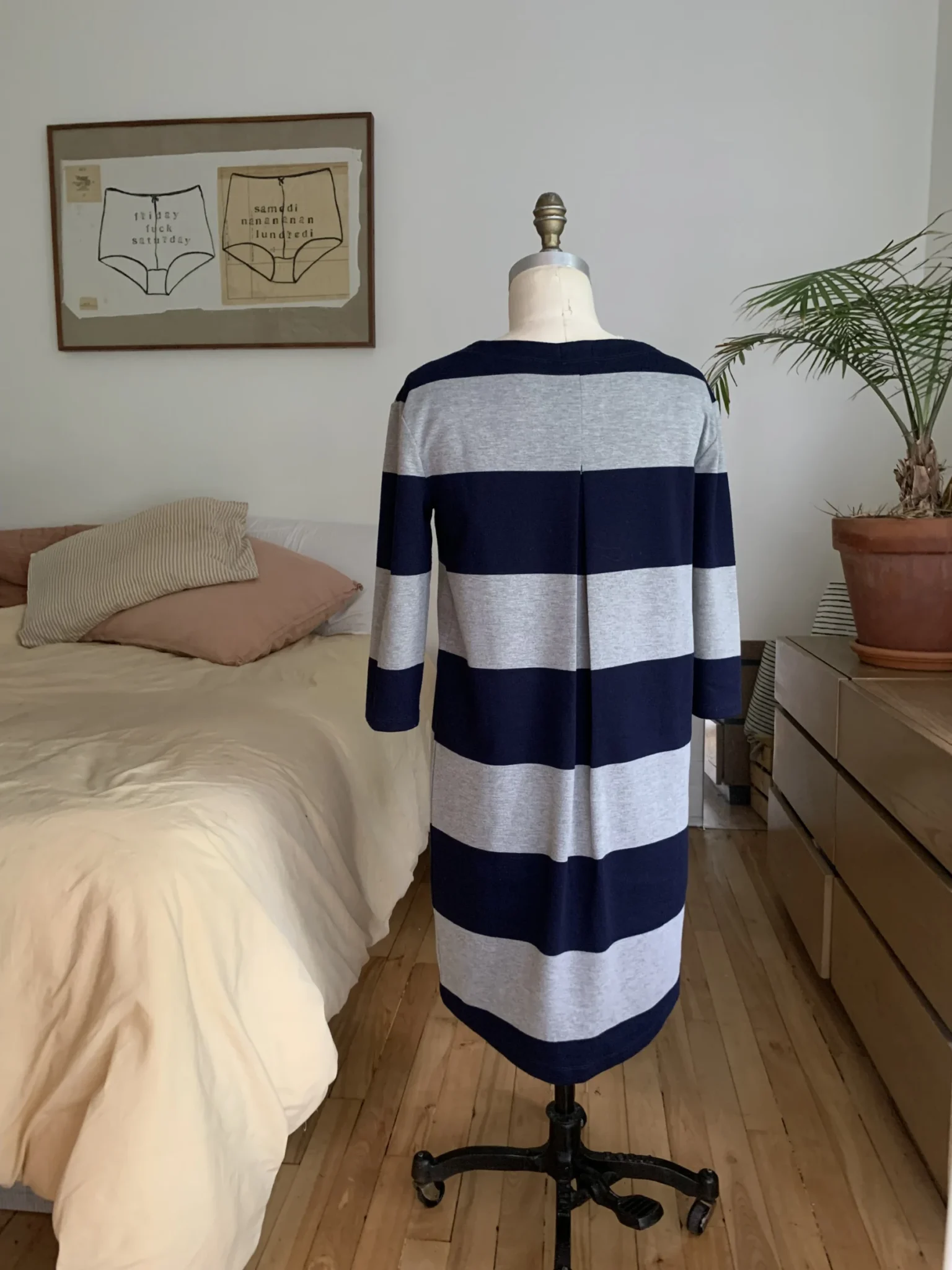 Image for Robe col rond, pli creux au dos