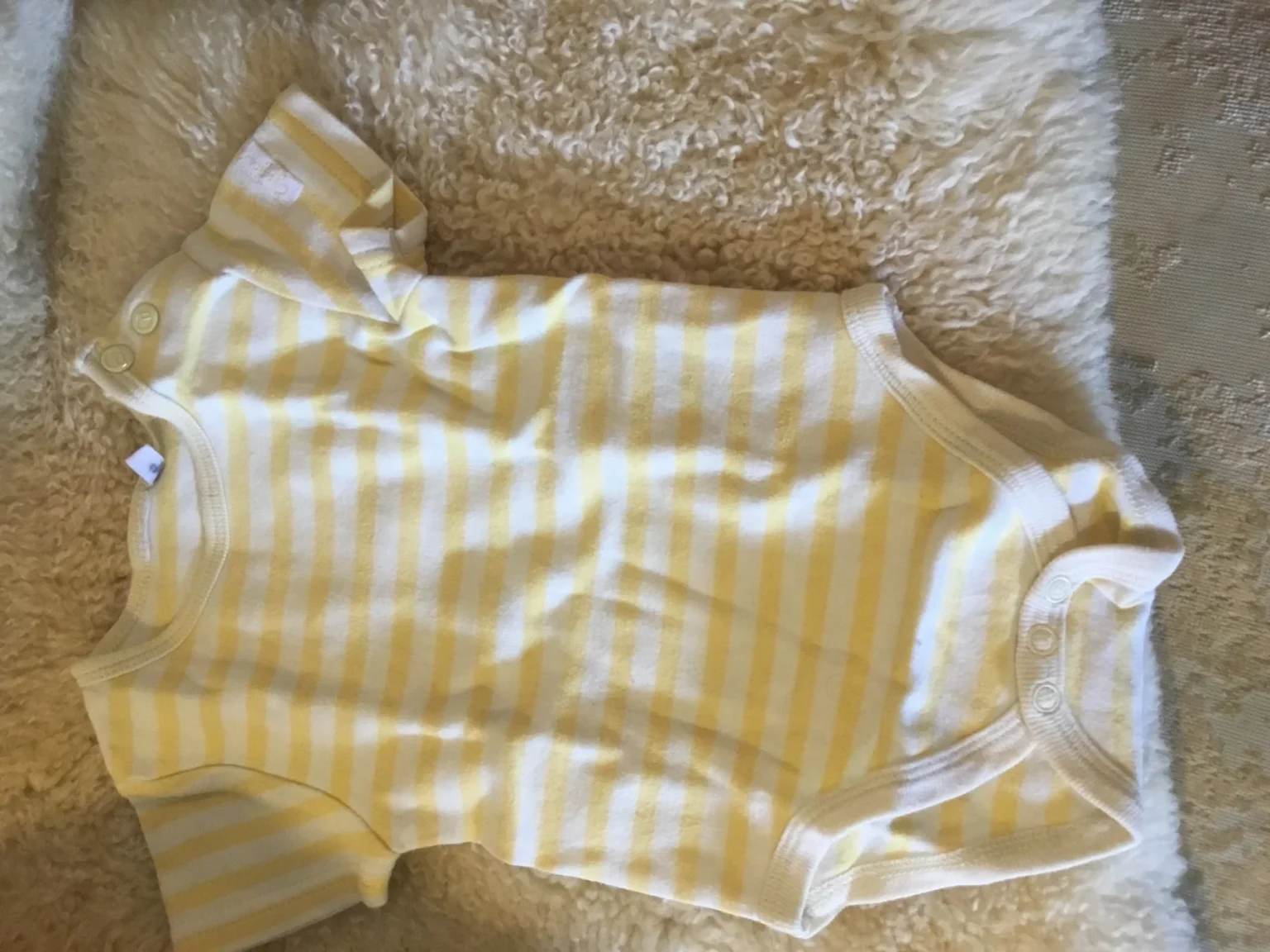 Featured image for Cache couche rayé jaune pastel bébé unisexe 6