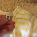 Thumbnail for Cache couche rayé jaune pastel bébé unisexe 6