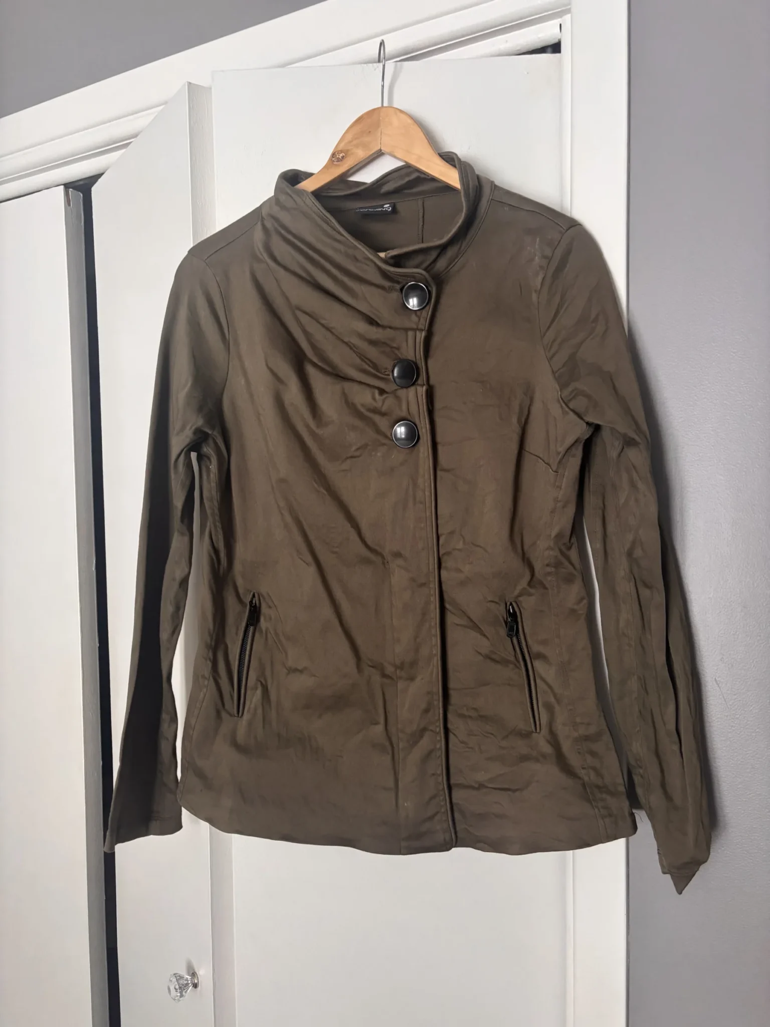 Featured image for Manteau kaki ajusté