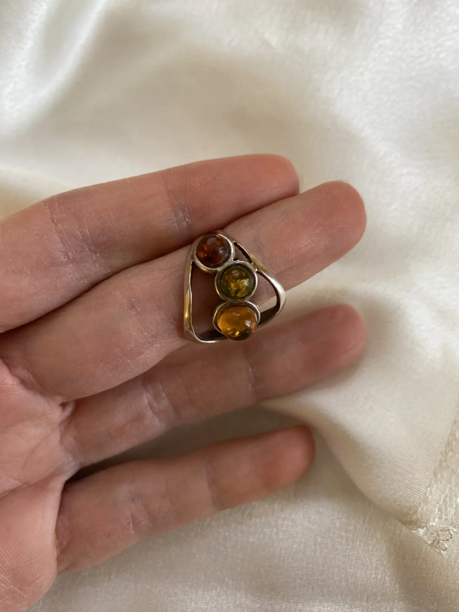 Featured image for Bague en argent et ambre