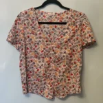 Featured thumbnail for Blouse fleurie, col en V