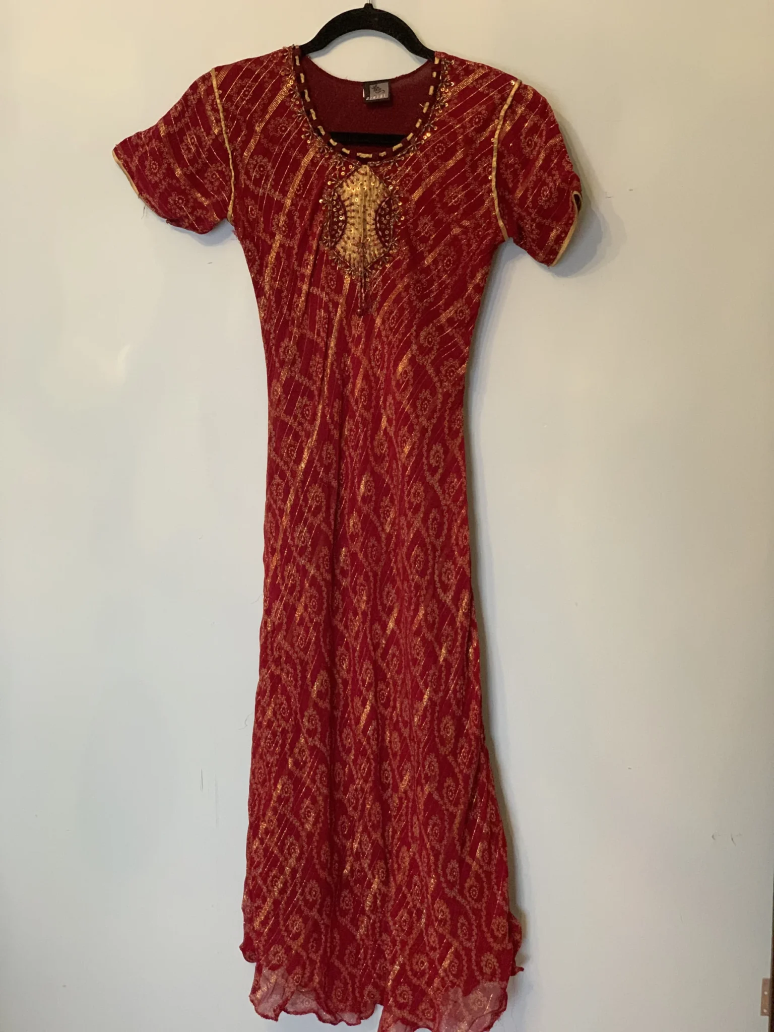 Featured image for Robe Bourgonne à Motifs Or