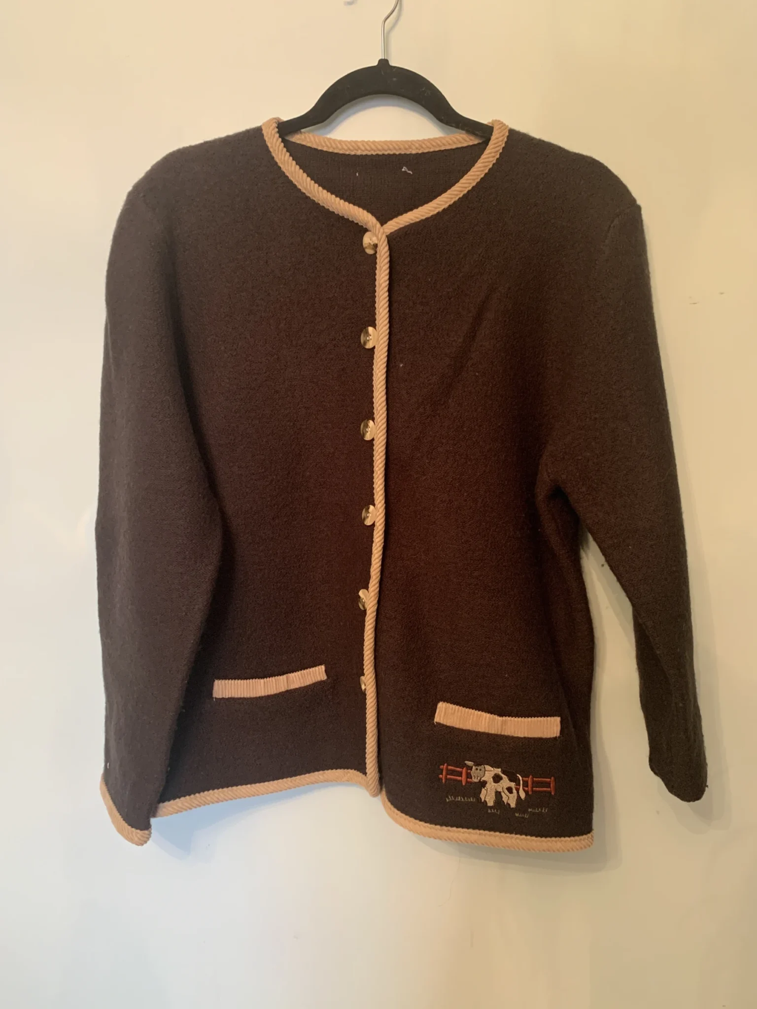 Featured image for Cardigan Brun avec Vache