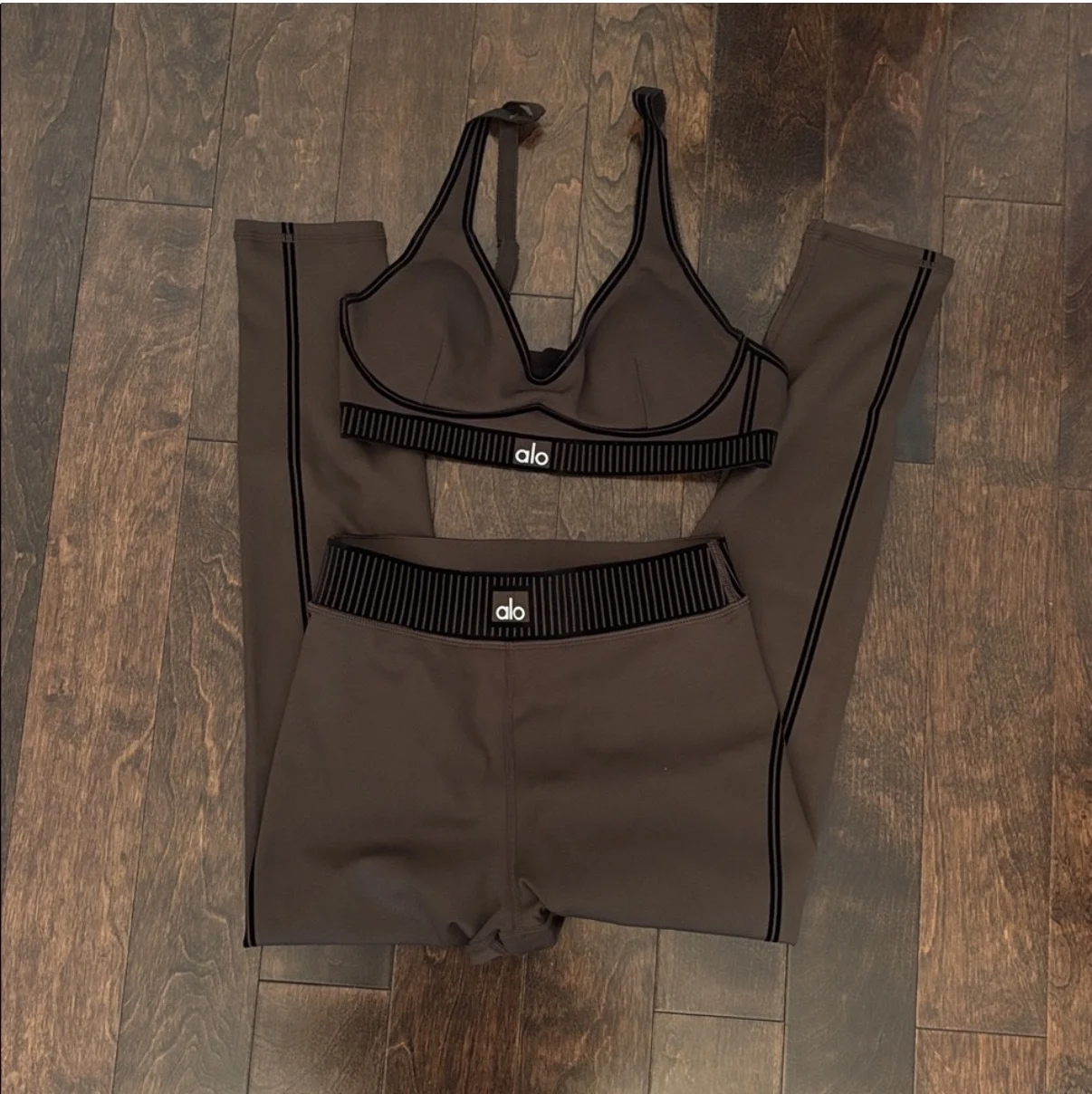 ALO Airlift Set Chocolate brown | Small Alo Yoga seconde main
