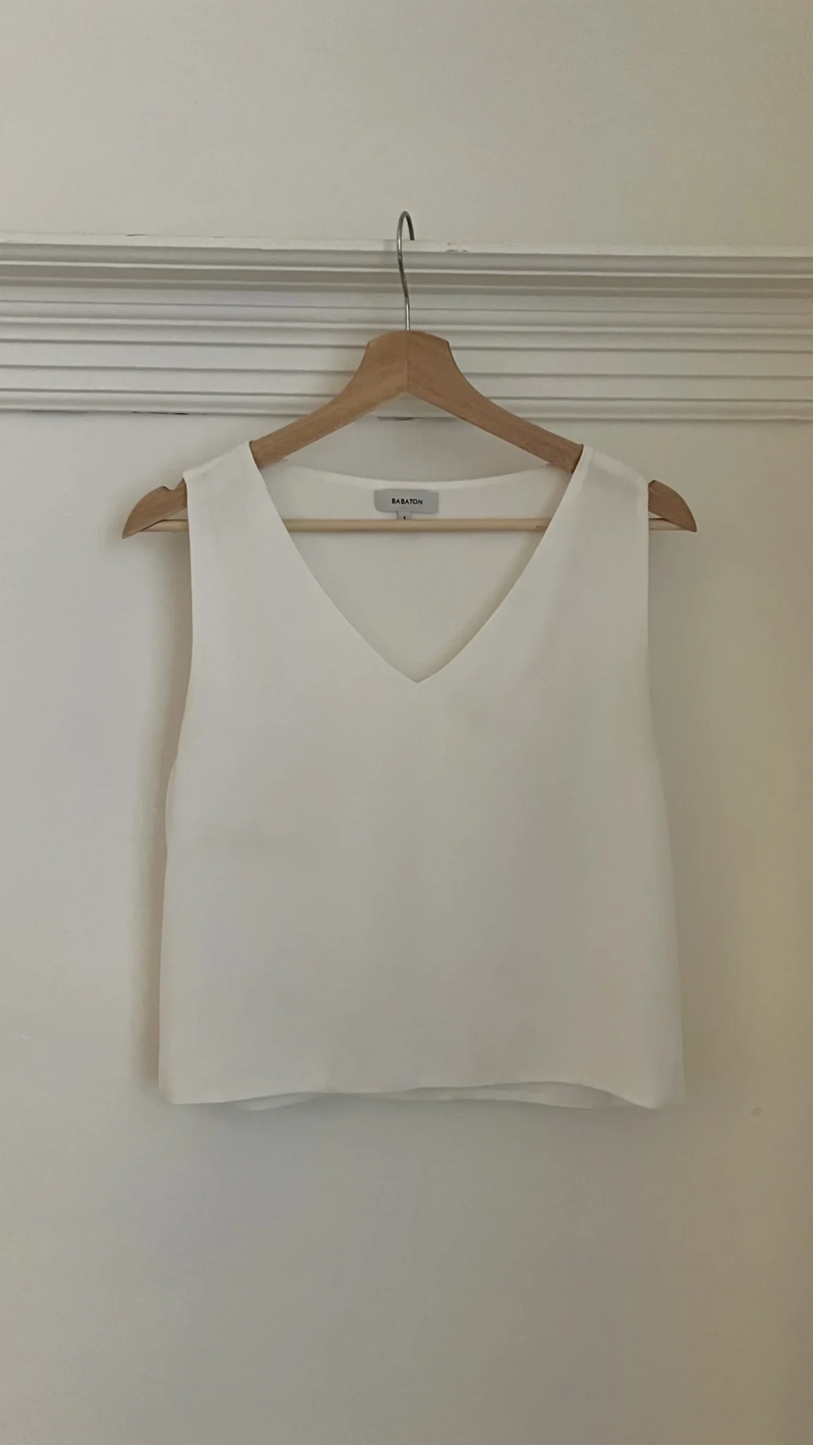 Featured image for Vneck  sans manche - Babaton