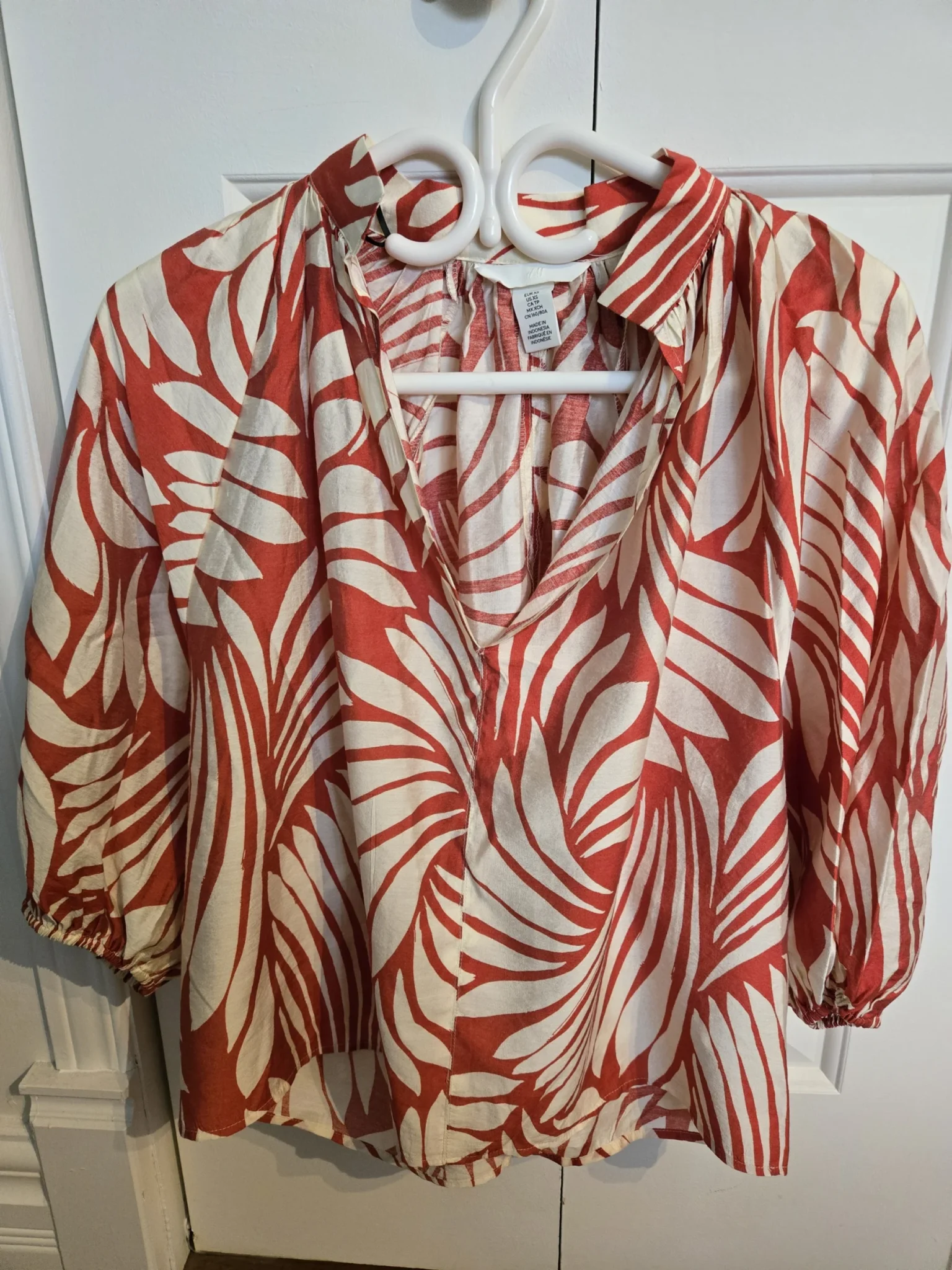 Featured image for 3/4-length puff-sleeve blouse