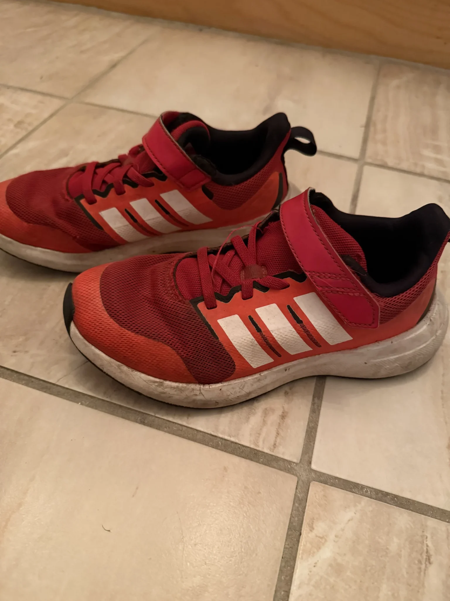 Image for Soulier Adidas Rouge