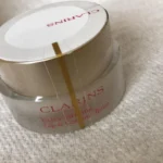 Thumbnail for Soin lèvres et contour de Clarins