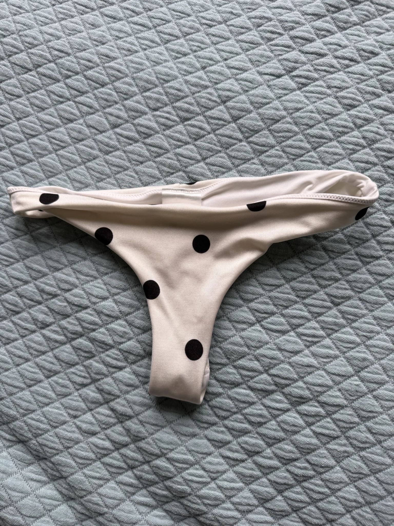 Featured image for Bikini Tanga a pois