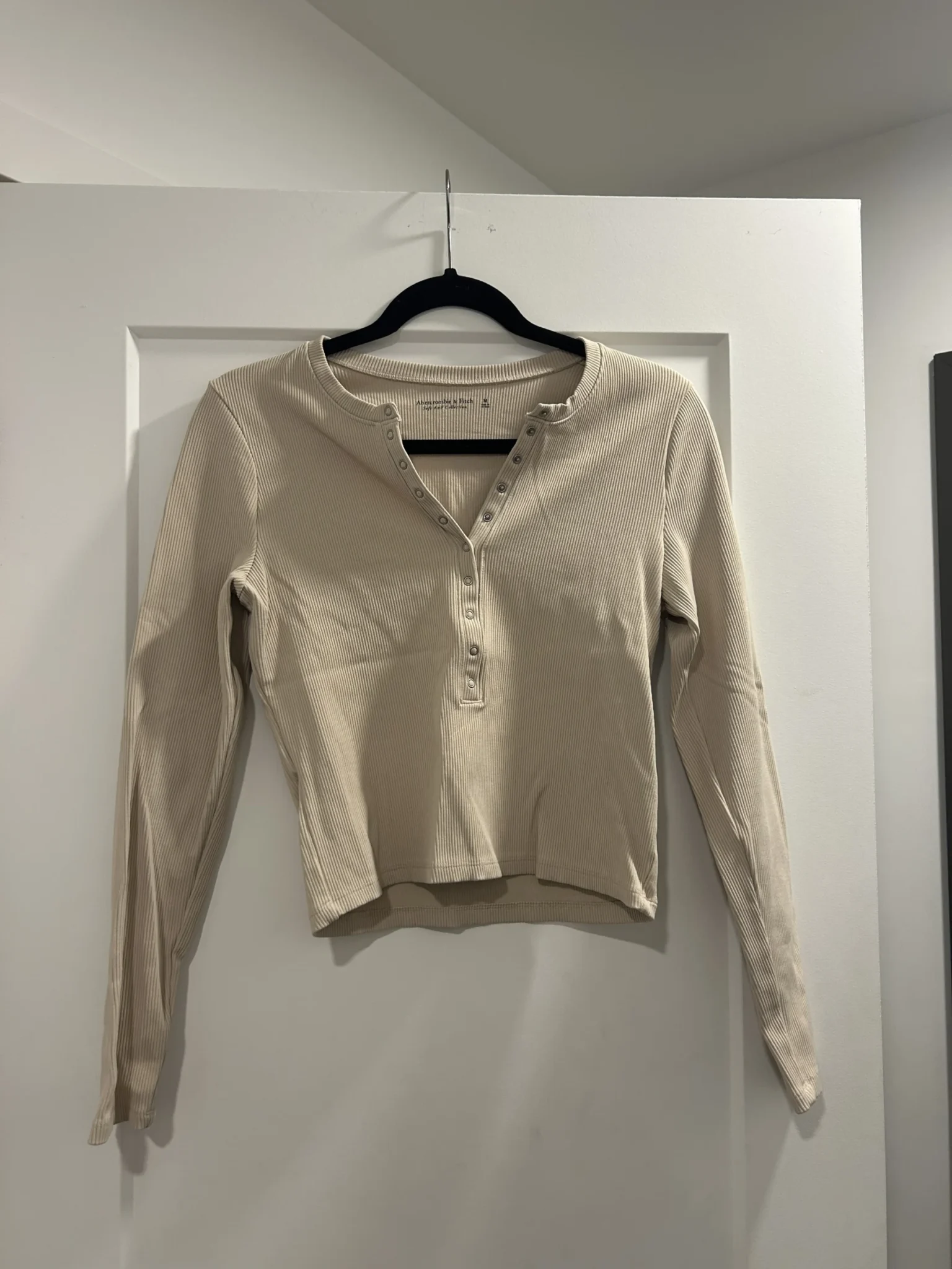 Featured image for Long-sleeved Henley jumper