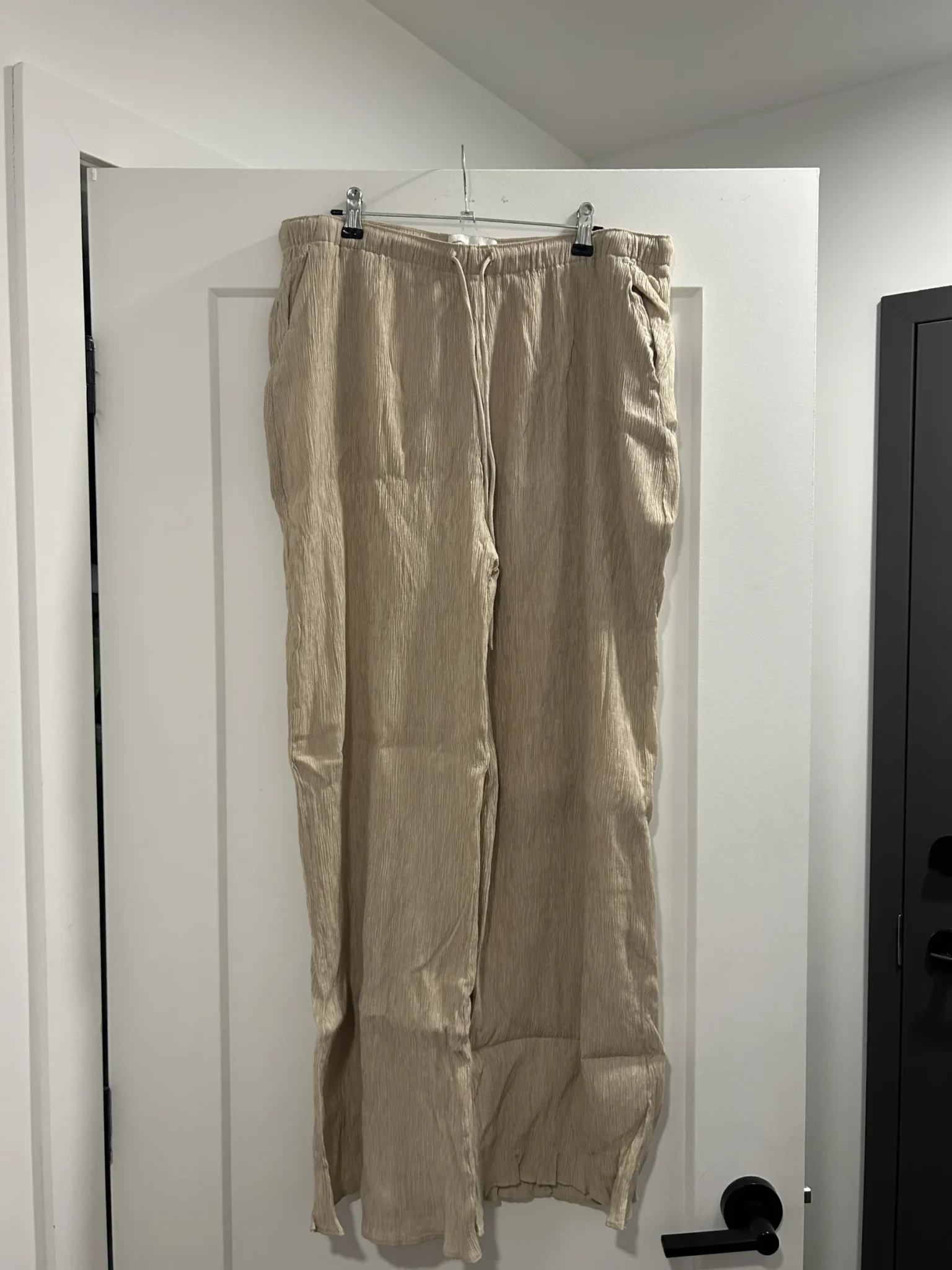 Featured image for Pantalon flowy beige texturé