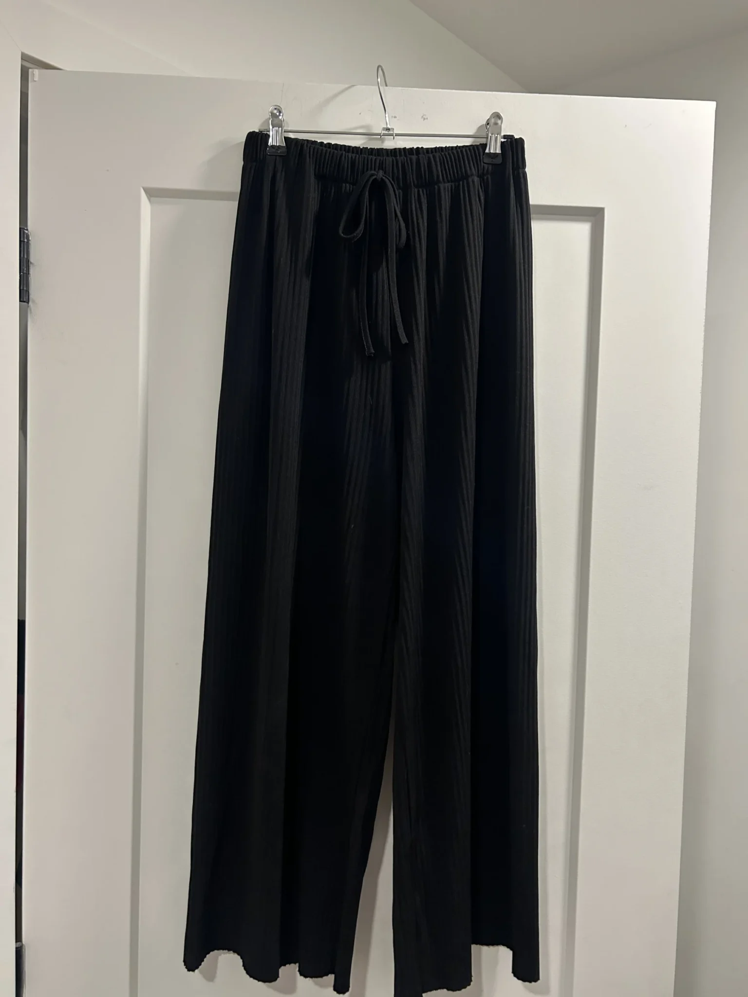 Featured image for 7/8 black flowy trousers