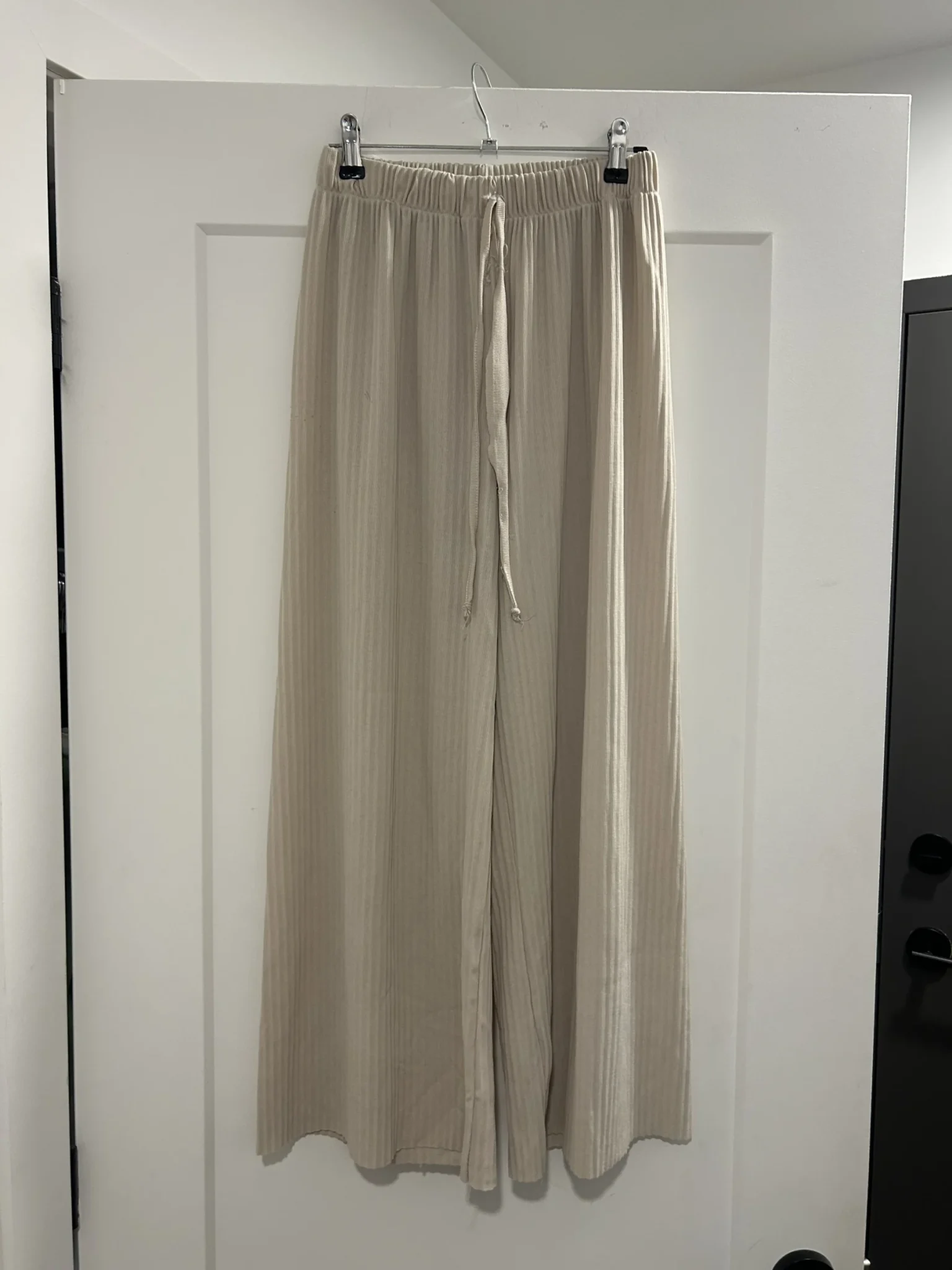 Featured image for 7/8 beige flowy trousers