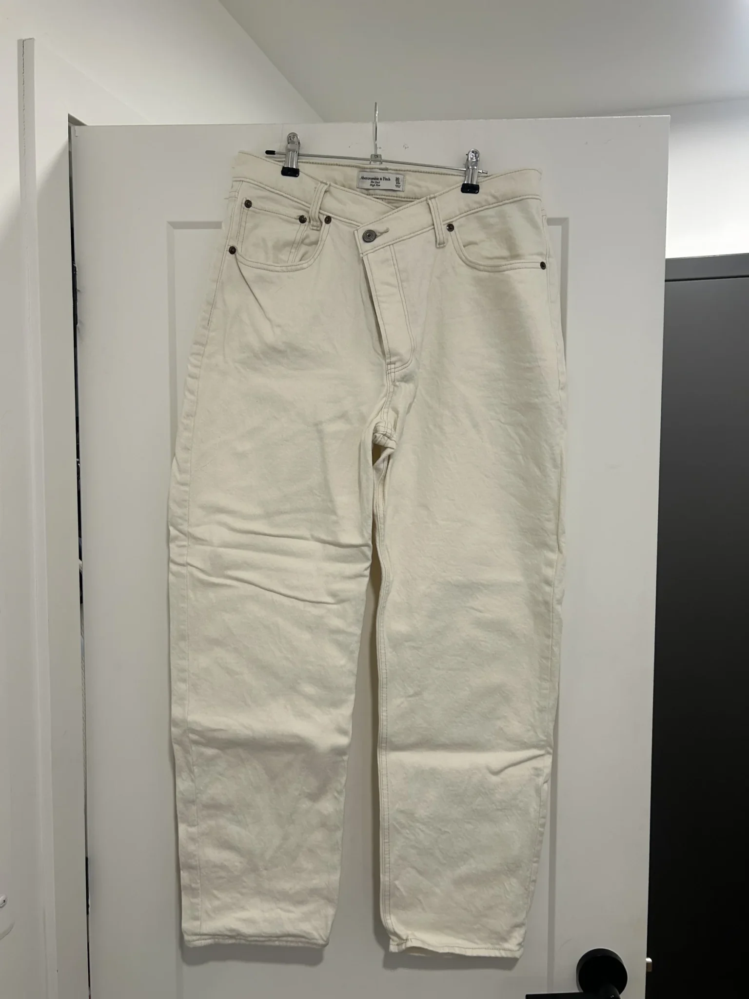 Featured image for Dad jeans blancs