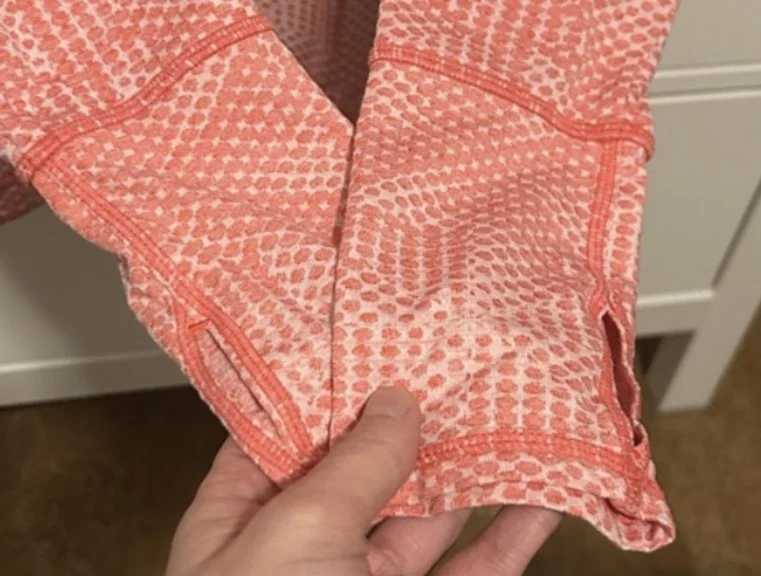 Image for Haut technique Kirkland Signature Demi-Zip – Corail – Taille Médium (M)