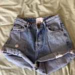 Featured thumbnail for Short en jeans taille haute
