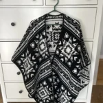 Featured thumbnail for Poncho Artisanal Réversible Mini Tipi – Fait au Québec – Taille Unique – État Impeccable