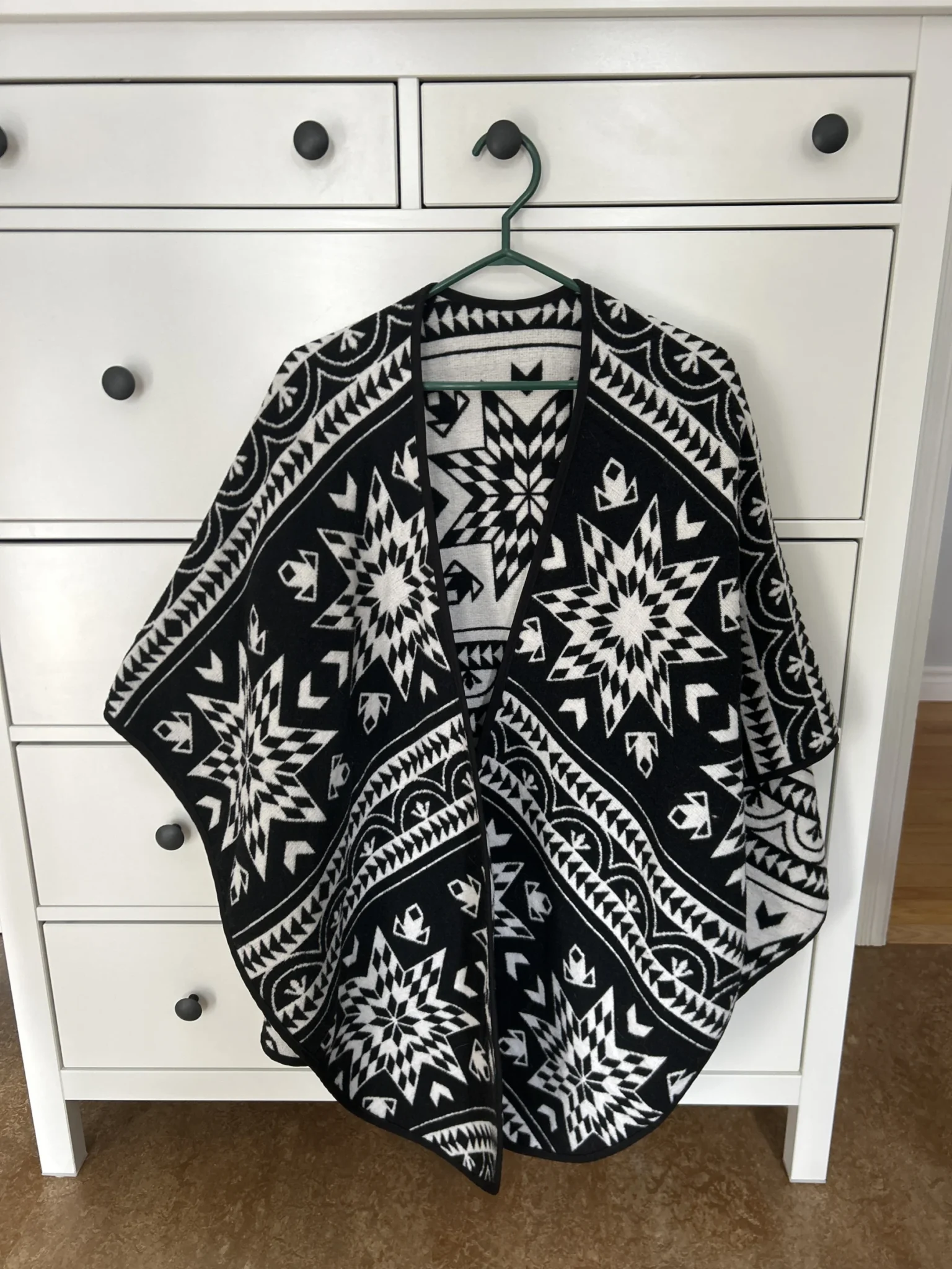 Featured image for Poncho Artisanal Réversible Mini Tipi – Fait au Québec – Taille Unique – État Impeccable