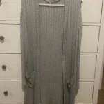 Featured thumbnail for Cardigan Long Gris Rose + Vine – Doux et Côtelé – Taille Médium