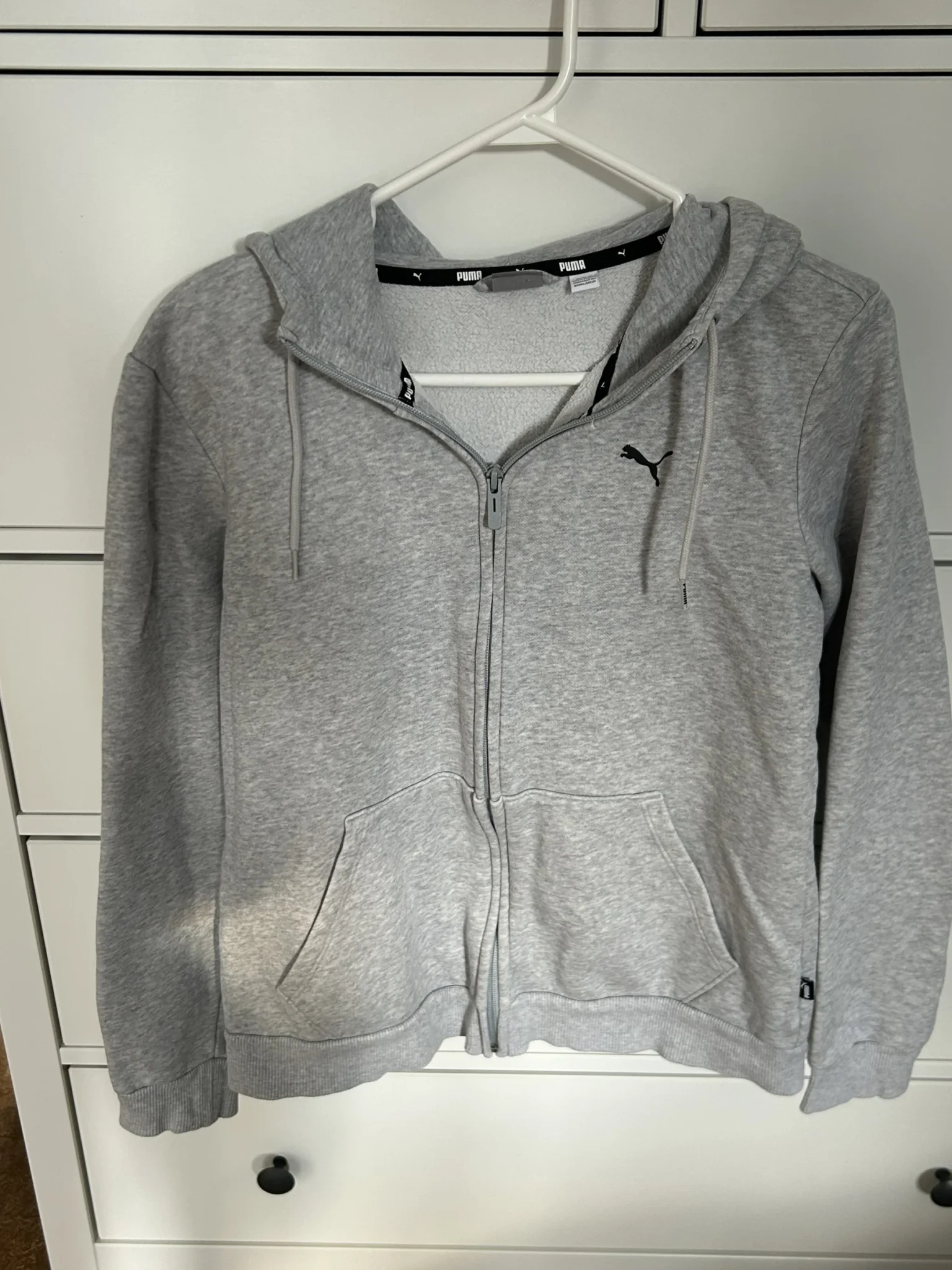 Featured image for Coton Ouaté Zippé Puma (Hoodie) – Gris Chiné – Taille Médium – Très Bon État