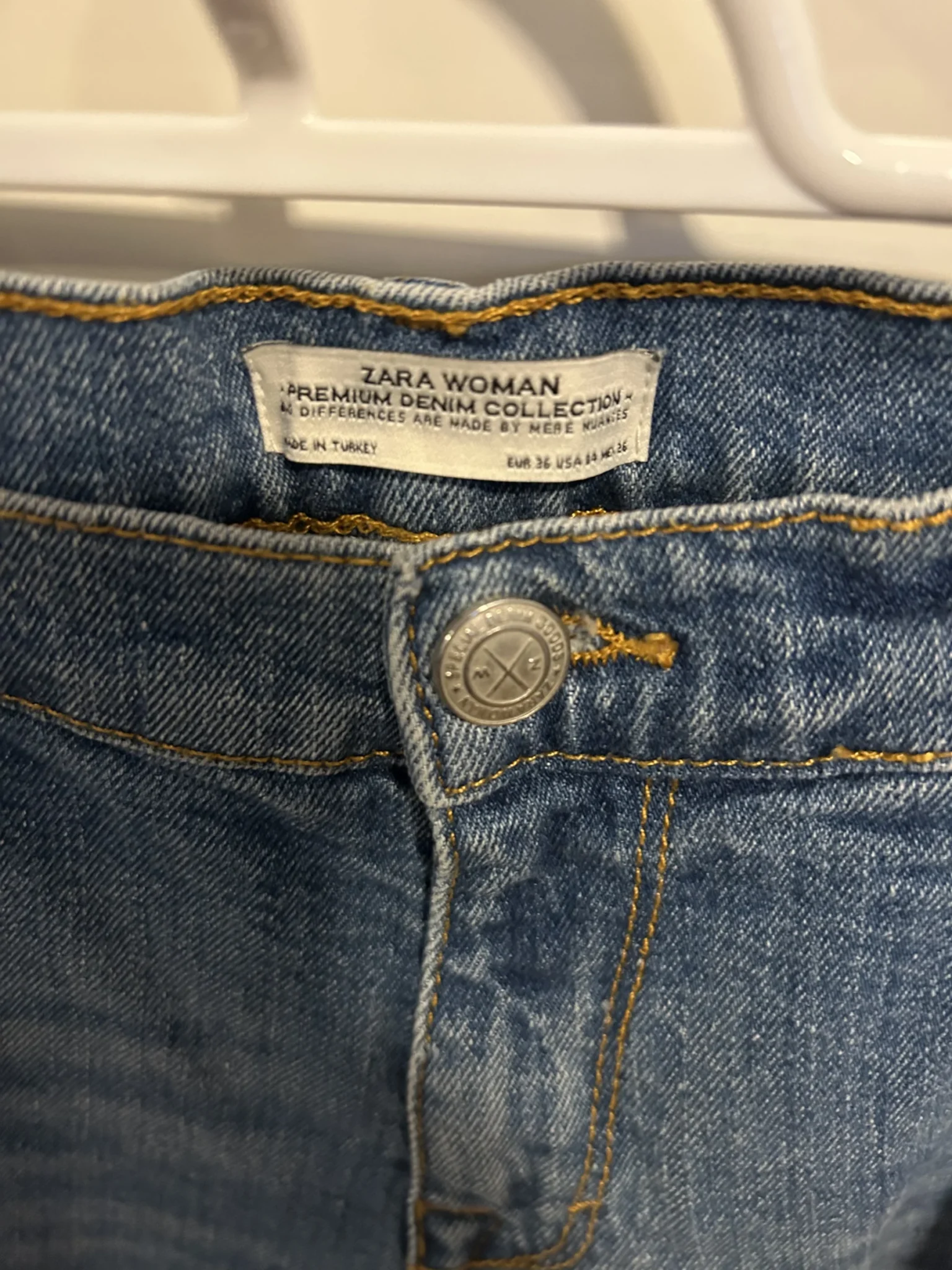 Image for Titre : Jean Zara Premium Denim – Bleu Délavé et Ultra-Déchiré – Taille USA 4 (EUR 36) – Très Bon État Général