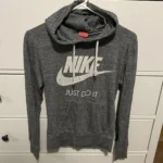 Featured thumbnail for Chandail Manches Longues Nike Bio & Recyclé – Gris Chiné – Taille Small – Excellent État