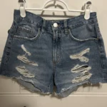 Featured thumbnail for Short Mom Denim Garage – Bleu Délavé & Déchiré – Taille 07 (W28) – Excellent État