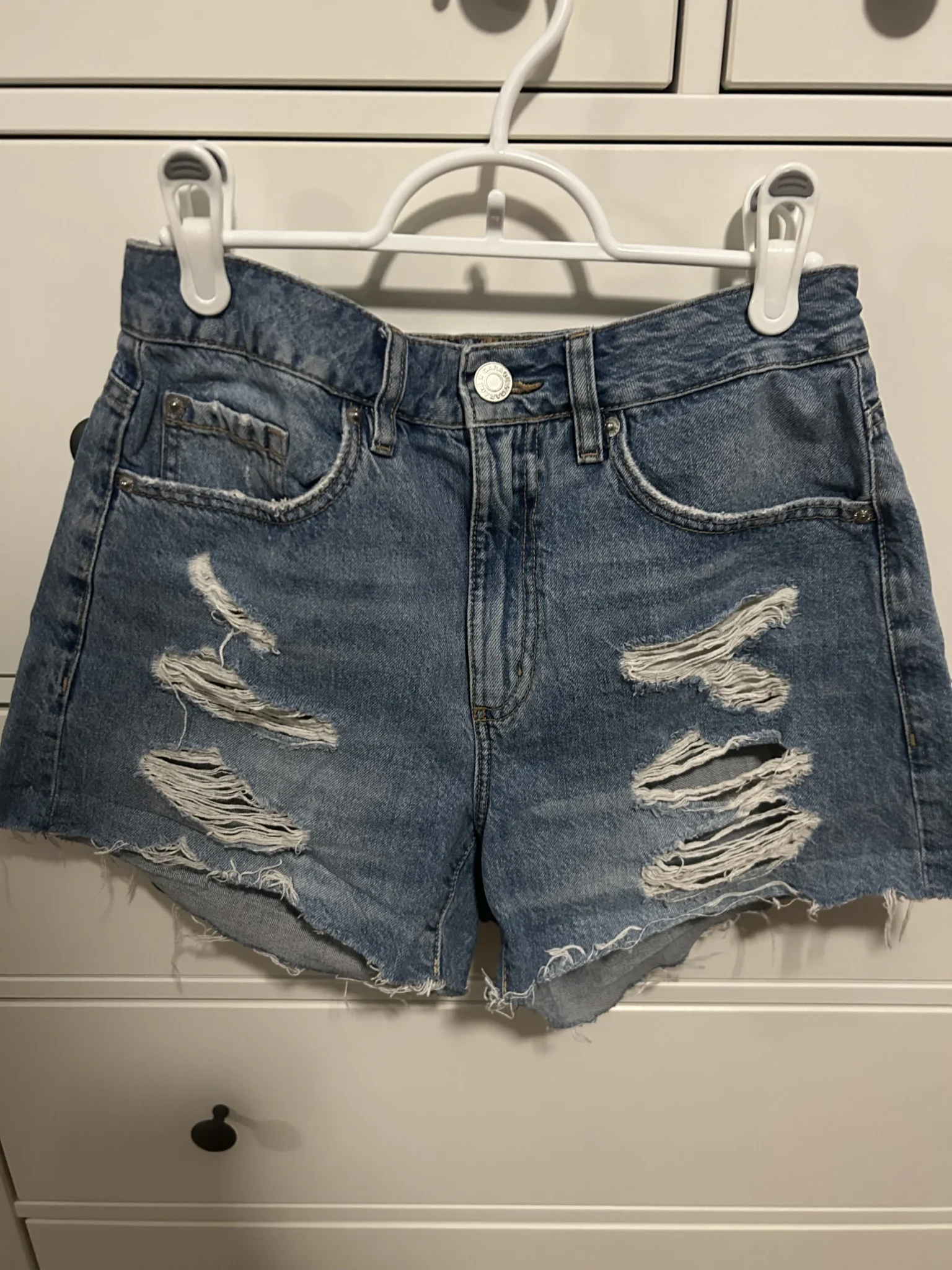 Featured image for Short Mom Denim Garage – Bleu Délavé & Déchiré – Taille 07 (W28) – Excellent État