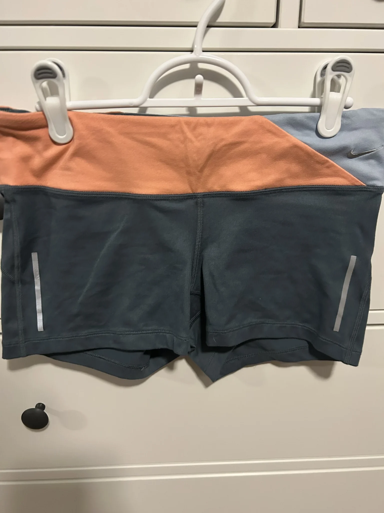 Featured image for Short de Sport Nike Dri-FIT – Corail & Tri-Gris – Taille Médium – État Impeccab