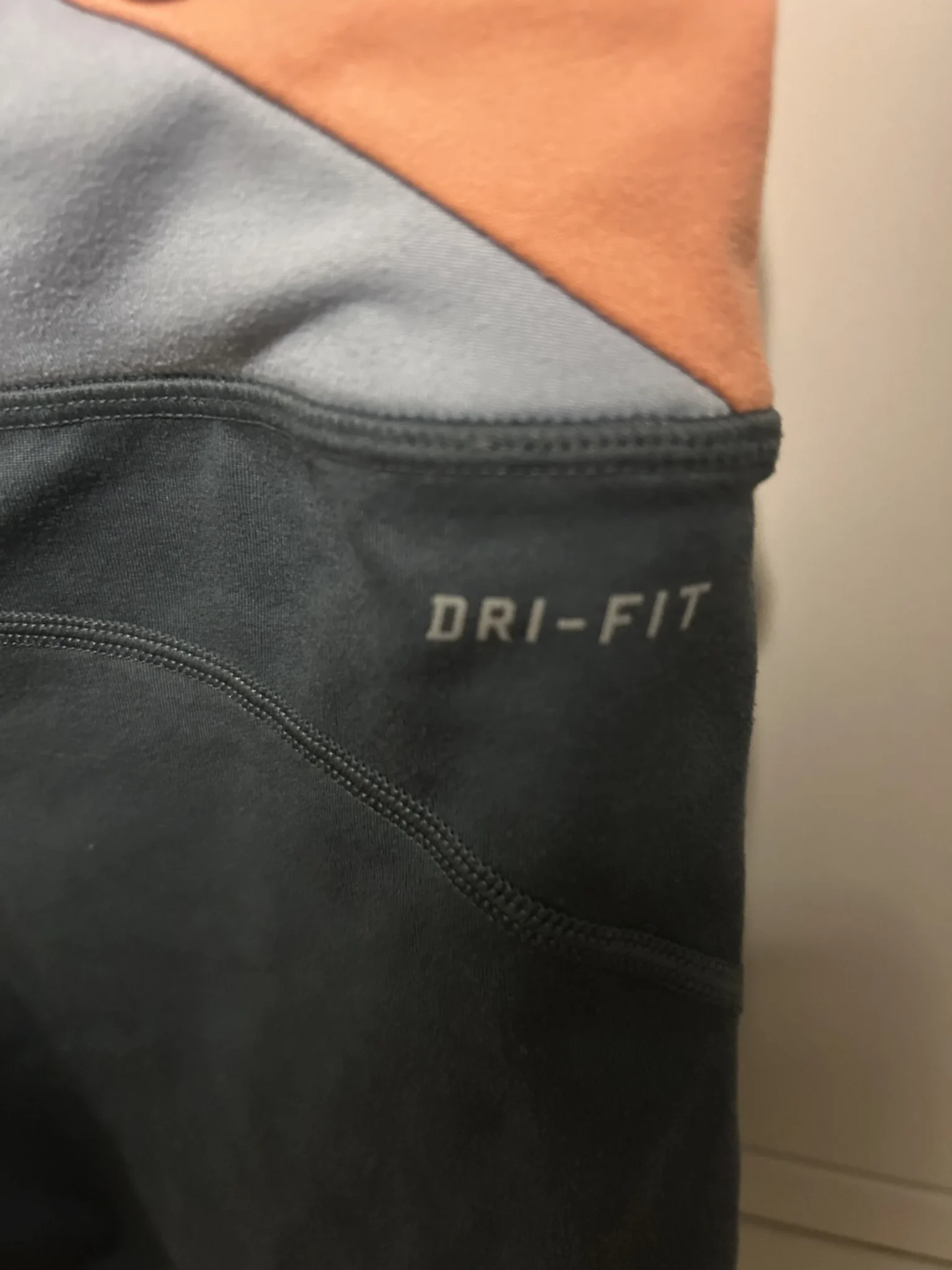 Image for Short de Sport Nike Dri-FIT – Corail & Tri-Gris – Taille Médium – État Impeccab